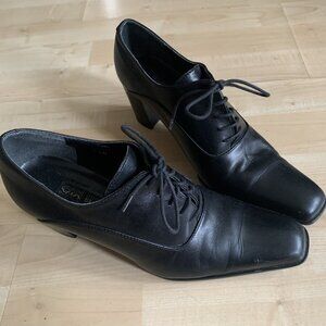 Vintage Studio Via Spiga Made in Macedonia Black Leather Heeled Square Toe Soes
